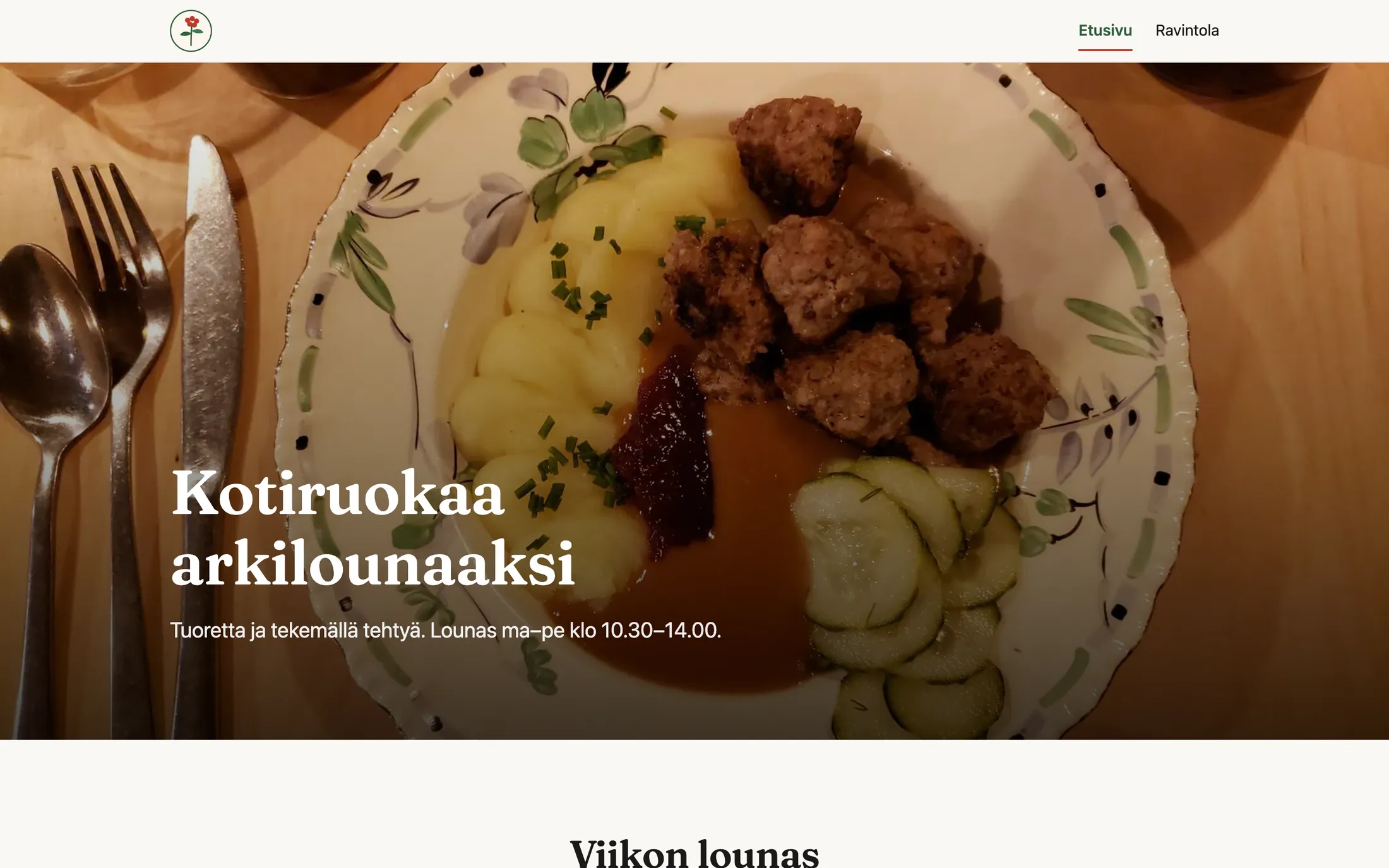 Ravintola Pihlajan kotisivut tietokoneella: iso kuva lounasannoksesta ja otsikko Kotiruokaa arkilounaaksi.